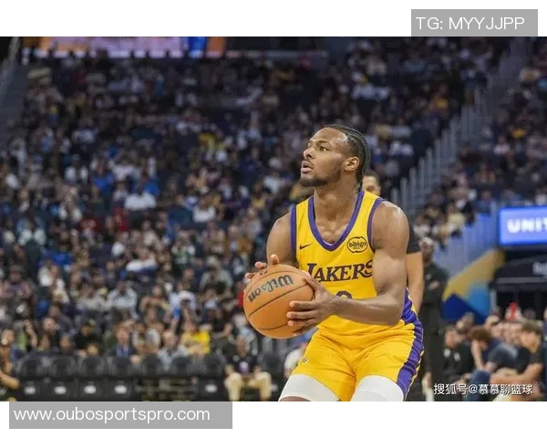 布朗尼单臂劈扣震撼全场詹姆斯感慨上空气与众不同